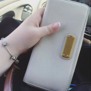 Marc Jacobs Gray Leather Zippy Wallet w/ Gold